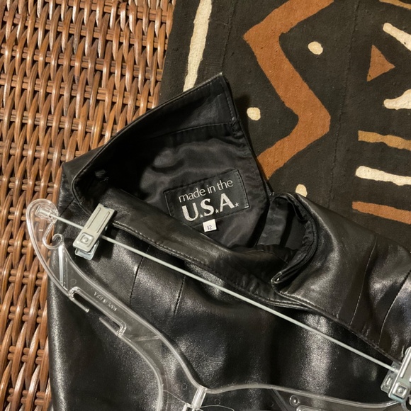 Vintage black leather skirt in size 12 - Picture 3 of 3